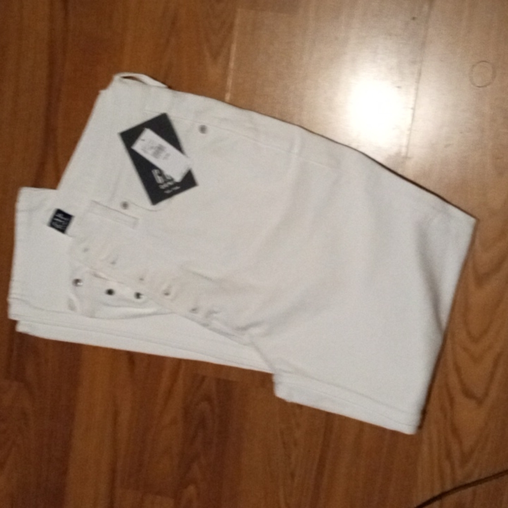 NWT & NWOT White Gap jeans an White Levi's jeans